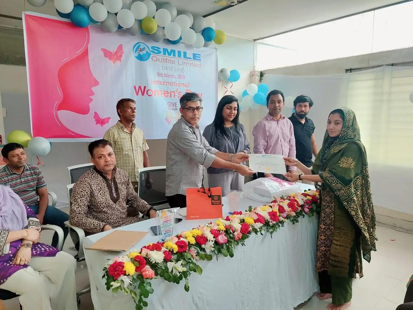 আন্তর্জাতিক নারী দিবসে স্মাইল আউটফিটস লিমিটেডে নারী কর্মীদের সম্মাননা