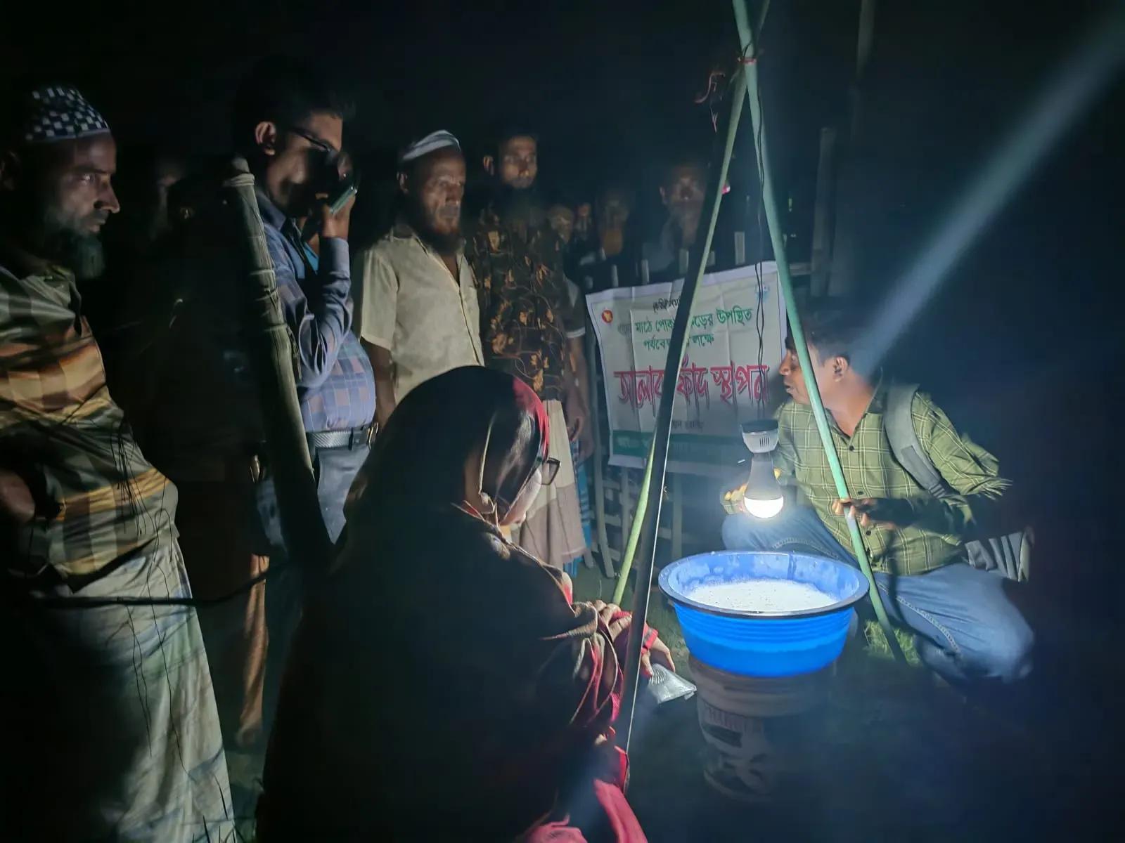 ডুমুরিয়ায় পোকা দমনে আলোক ফাঁদ কার্যকর