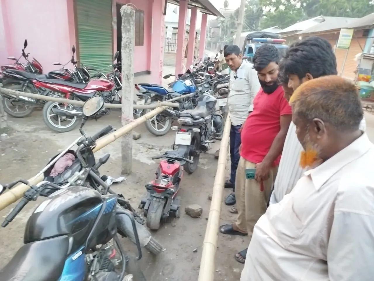 কুড়িগ্রামের ফুলবাড়ীতে তেলের লাইনে, খেলনা মোটরসাইকেল