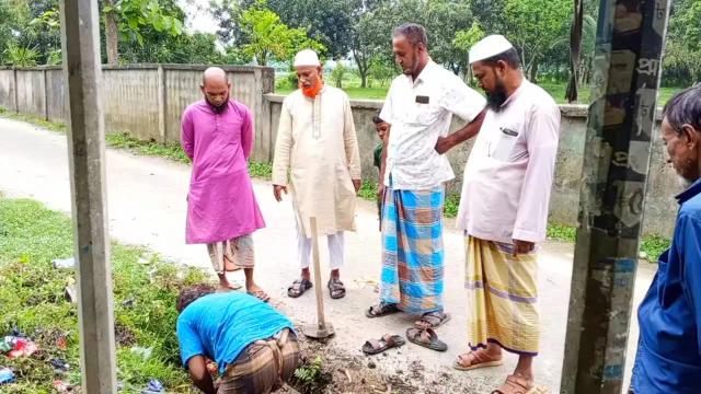 ভালুকায় রাস্তার পানি নিষ্কাশন করে জনদুর্ভোগ কমালেন কাউন্সিলর প্রার্থী মোঃ ফজলুল হক