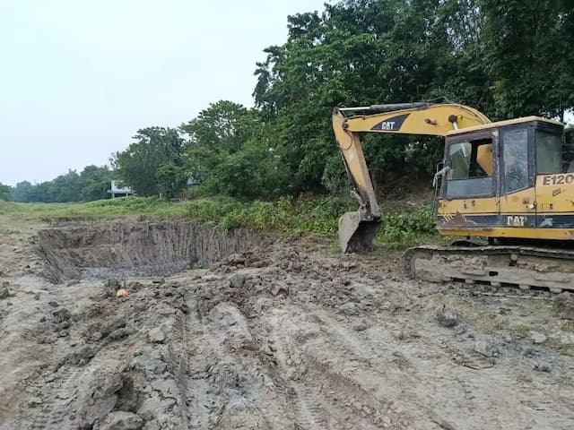 এক্সকাভেটর দিয়ে কাটা হচ্ছে সরকারি খাল, রাতভর চলছে মাটি বিক্রি ।