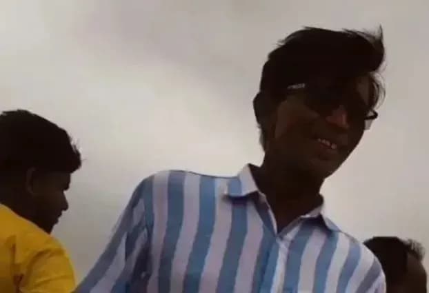 সুতারপাড়ায় ভিজিএফের ১০ কেজি চাল বিতরণে অনিয়মের অভিযোগ “দলীয় লোক হিসেবে বেশি কার্ড পাই” — বিএনপি নেতা জাহেদের বক্তব্যে ক্ষোভ, বঞ্চিত সাধারণ মানুষ