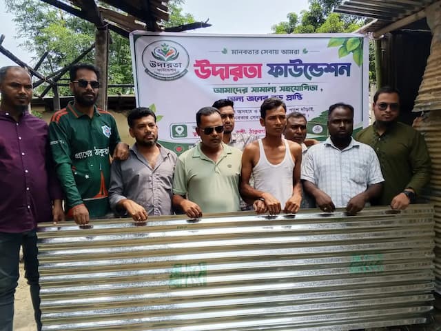 বালিয়ায় অগ্নিকাণ্ডে নিঃস্ব পরিবারকে ঘর নির্মাণ সামগ্রী দিল উদারতা ফাউন্ডেশন