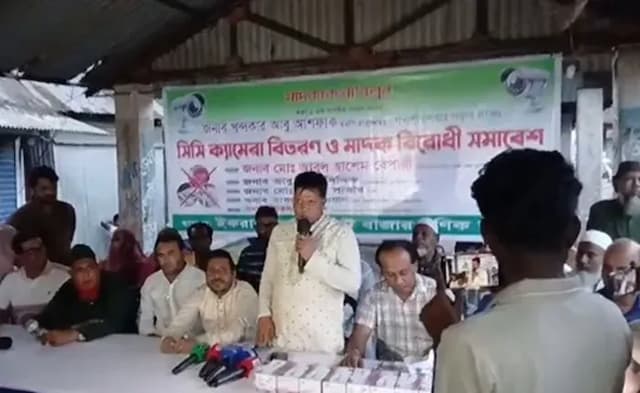 সন্ত্রাস ও মাদক রুখতে কাচারীঘাট বাজারে সিসি ক্যামেরা বিতরণ
