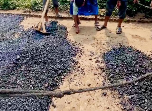 বিজয়নগরে ১০ কোটি টাকার সড়ক নির্মাণে চরম অনিয়ম: বালুর ওপর দেওয়া হচ্ছে পিচ!