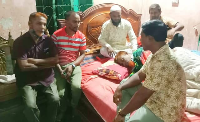 ভালুকা পৌর তাঁতীদলের মানবিকতা: অসুস্থ ৯ নং ওয়ার্ড সভাপতির খোঁজ নিলেন নেতারা
