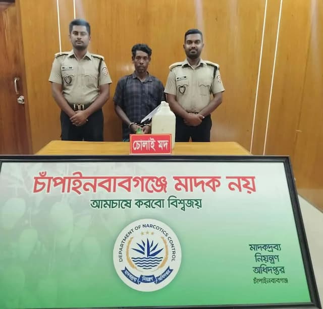 নাচোলে ১০ লিটার চোলাই মদসহ আটক-১ 