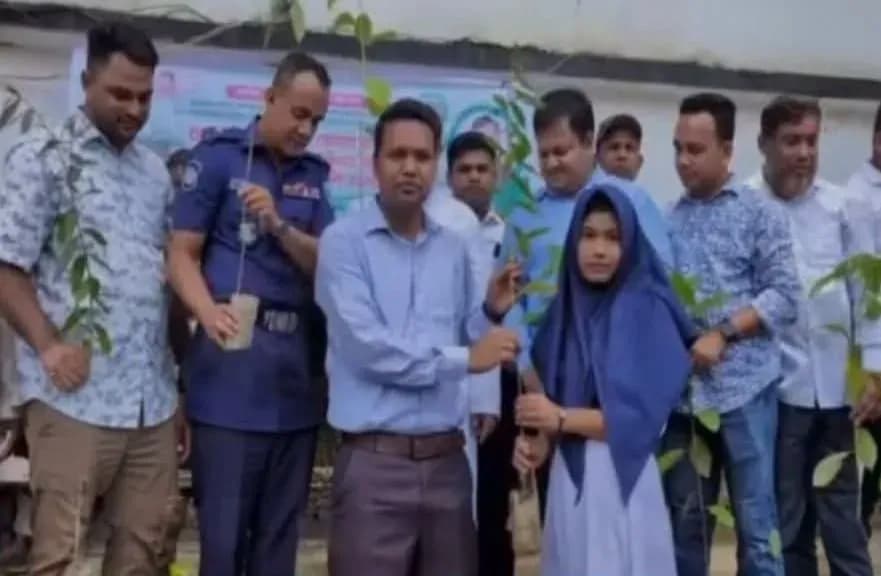প্রধানমন্ত্রীর বৃক্ষরোপণ কর্মসূচির অংশ হিসেবে চকরিয়াতে শিক্ষার্থীদের মাঝে চারা বিতরণ সম্পন্ন