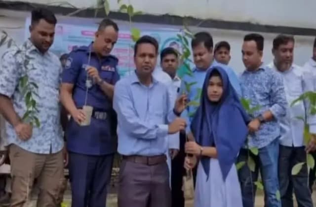 প্রধানমন্ত্রীর বৃক্ষরোপণ কর্মসূচির অংশ হিসেবে চকরিয়াতে শিক্ষার্থীদের মাঝে চারা বিতরণ সম্পন্ন