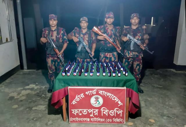 শিবগঞ্জ সীমান্তে ৫৩ বিজিবি'র অভিযানে ভারতীয় এস্কাফ সিরাপ জব্দ