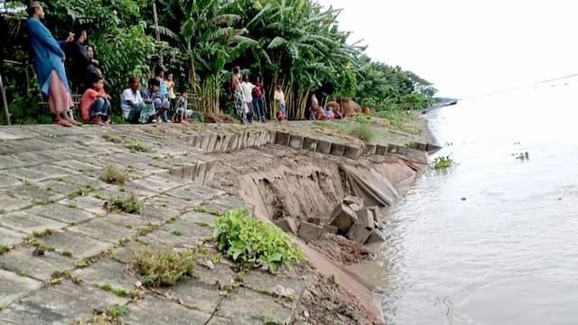 ব্রহ্মপুত্রের তীর রক্ষা বাঁধে আবার ধস, আতঙ্কে কয়েক গ্রামের মানুষ