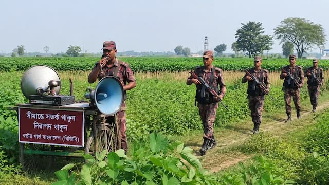 দৌলতপুর সীমান্তে সতর্কতামূলক মাইকিং, সীমান্তবাসীকে বিশেষ নির্দেশনা বিজিবির