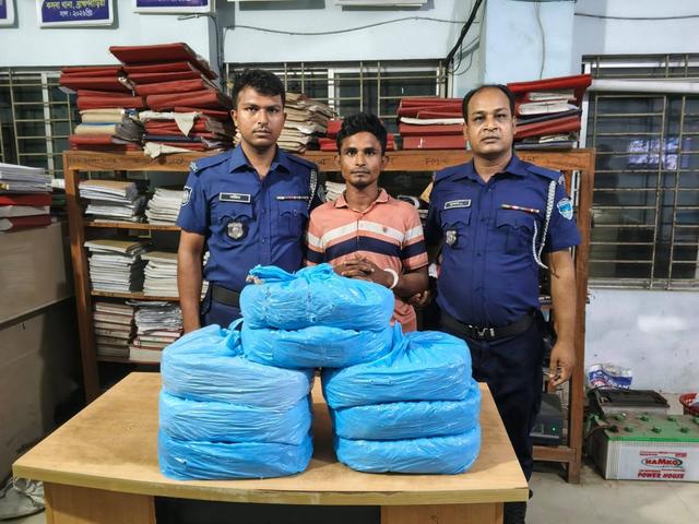 কসবায় ১৬ কেজি গাঁজাসহ মাদক কারবারী গ্রেফতার, মোটরসাইকেল জব্দ