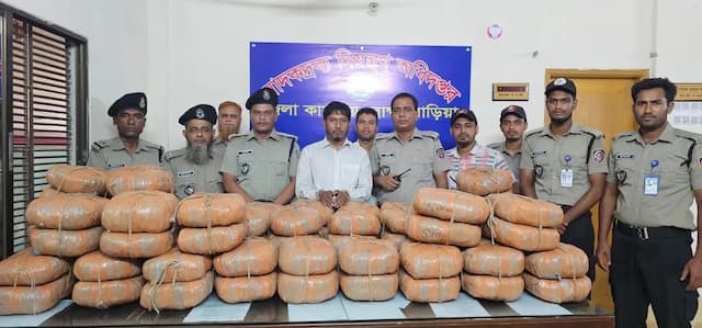কসবায় বিপুল পরিমাণ গাঁজাসহ মাদক কারবারি গ্রেফতার; জিপ গাড়ি ও মোবাইল জব্দ