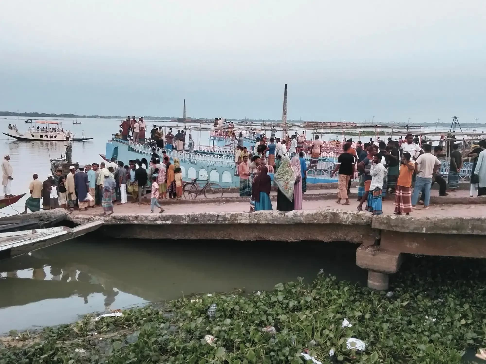 চামড়া বন্দরে নৌকা থেকে পড়ে যুবক নিখোঁজ উদ্ধার অভিযান অব্যাহত