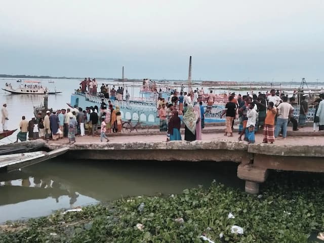 চামড়া বন্দরে নৌকা থেকে পড়ে যুবক নিখোঁজ উদ্ধার অভিযান অব্যাহত