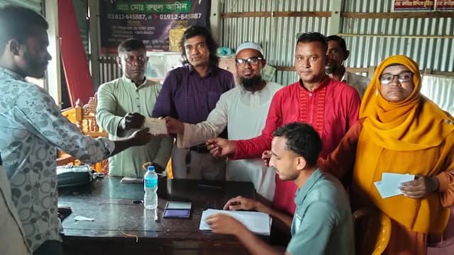 হাওরে ক্ষতিগ্রস্ত কৃষকদের মাঝে নগদ অর্থ ও চাল বিতরণ উদ্বোধন