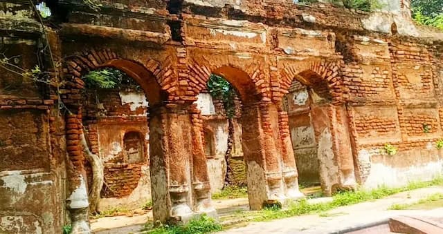 পাবনার দুলাইতে জমিদার আজিম চৌধুরীর বাড়ী দেখতে এখনও ভিড় জমায় হাজারো হাজারো মানুষ