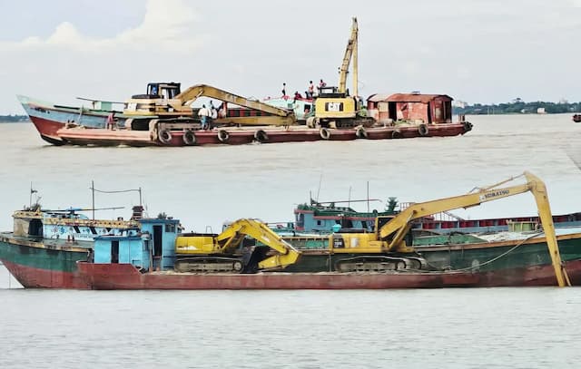 ব্রাহ্মণবাড়িয়ার সরাইলে ‘খাল খনন’ ঘিরে বিতর্ক: নদীর সীমানায় ও ফসলি জমিতে ভ্যাকুয়ামের থাবা