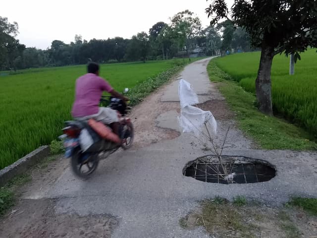 ঢোলারহাট ইউনিয়ন পরিষদ থেকে আখানগর ব্যারিস্টার পর্যন্ত সড়কের বেহাল দশা কালভার্টের গর্ত  ‎
