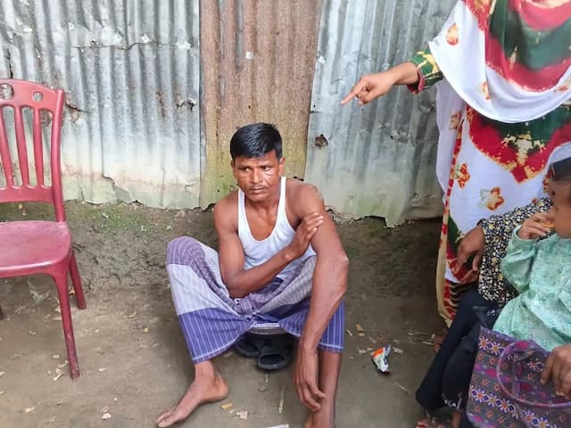রুহিয়ায় পরকীয়ার অভিযোগে সফিকুল নামে এক ব্যক্তি জনতার হাতে আটক