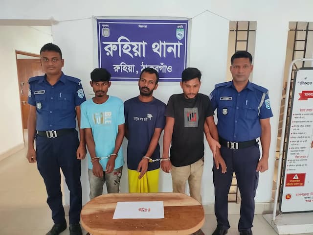 রুহিয়ায় পুলিশের বিশেষ অভিযানে ৩ জন গ্রেপ্তার, টাপেন্টাডল উদ্ধার