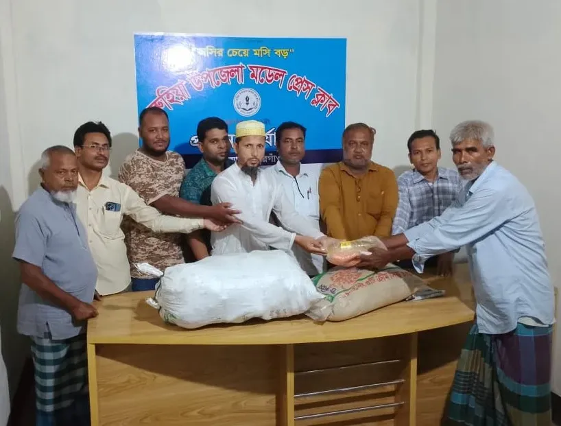 অগ্নিকাণ্ডে সর্বস্বান্ত সহেদ আলীর পাশে রুহিয়া উপজেলা মডেল প্রেস ক্লাব