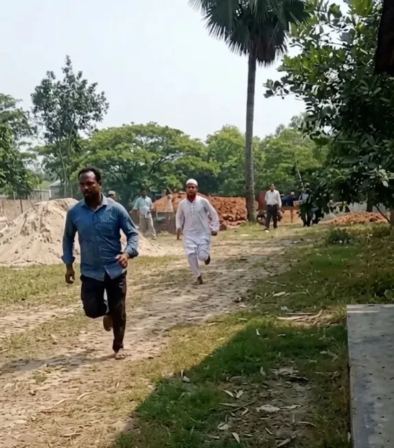 নবীনগরে সরকারি কর্মকর্তাকে বাঁশ নিয়ে তাড়া করলেন এক প্রভাবশালী ঠিকাদার: এলাকায় তীব্র ক্ষোভ