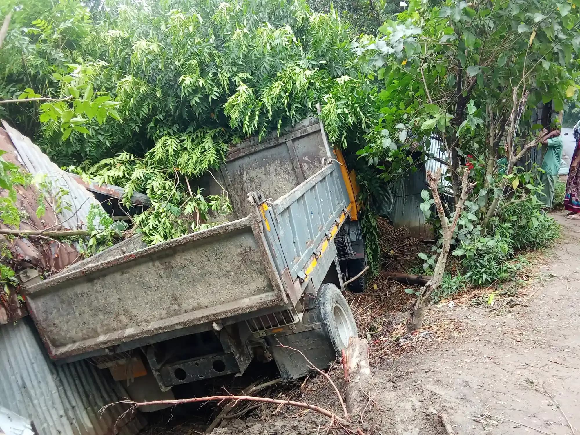 পাবনা জেলার ফরিদপুর পৌরসভার খলিশাদহ গ্রামে ট্রাক দুর্ঘটনা ঘটছে: একজন আহত