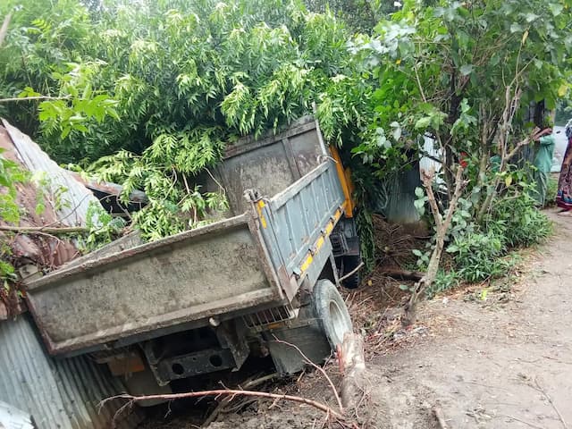 পাবনা জেলার ফরিদপুর পৌরসভার খলিশাদহ গ্রামে ট্রাক দুর্ঘটনা ঘটছে: একজন আহত