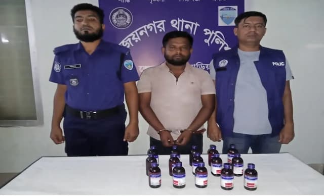 সিঙ্গারবিলে ১৫ বোতল স্কফসহ মাদক কারবারি গ্রেপ্তার