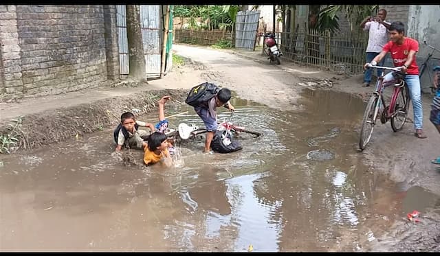 রুহিয়ায় ড্রেনের অভাবে জলাবদ্ধতা: চরম দুর্ভোগে হাজারো মানুষ  ‎
