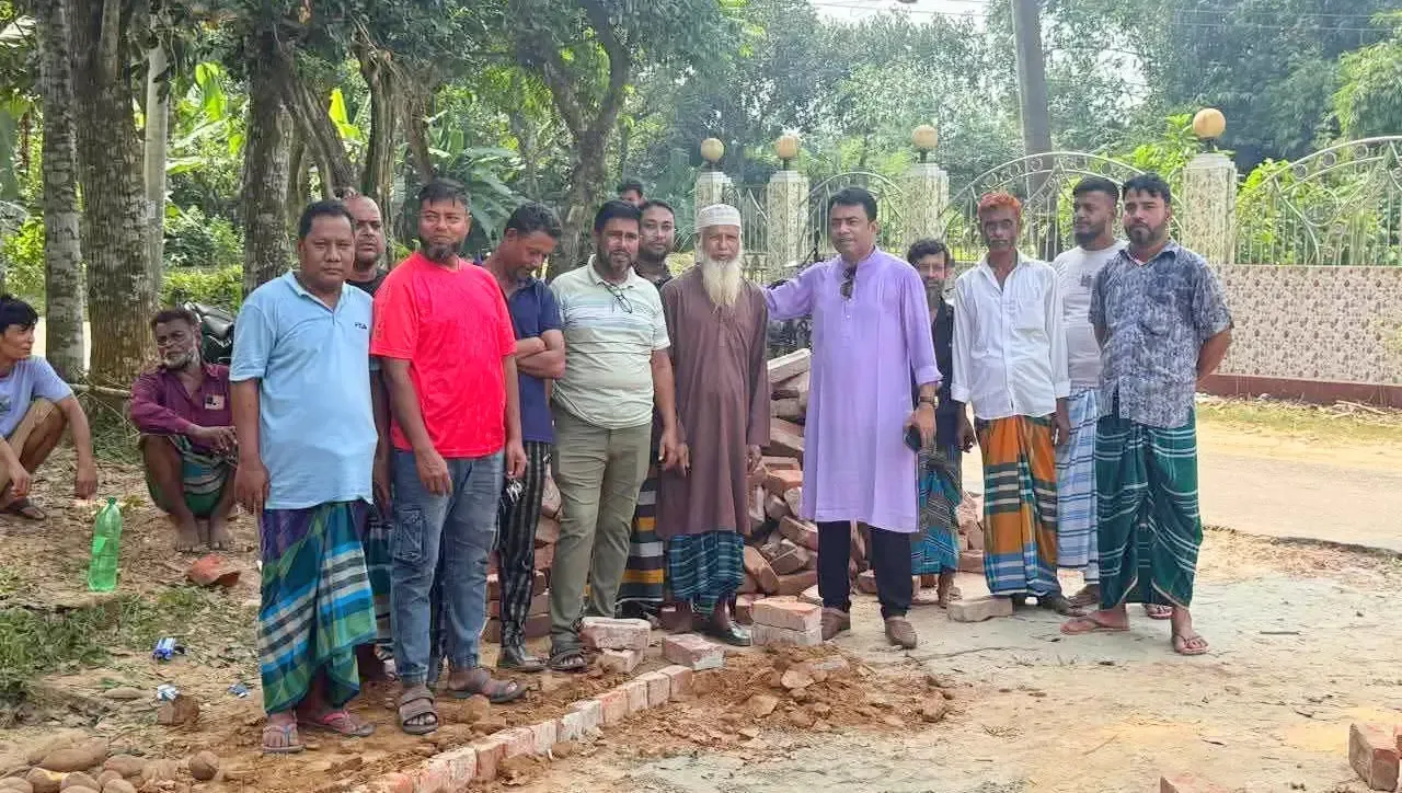 জনদুর্ভোগ লাঘবে এগিয়ে এলেন তারেক উল্লাহ চৌধুরী, নিজ অর্থে করলেন সড়ক নির্মাণ