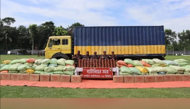 ব্রাহ্মণবাড়িয়ায় ১ কোটি টাকার বেশি মূল্যের ভারতীয় ফুচকা ও বিস্কুটসহ কাভার্ড ভ্যান জব্দ