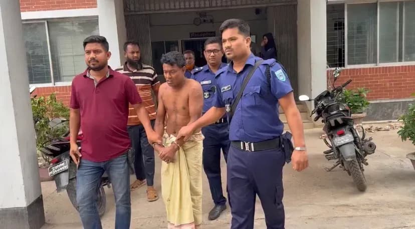 ভেড়ামারায় শিশু ধর্ষণের অভিযোগে সৎ নানা আটক, বিক্ষুব্ধ জনতার গণধোলা।