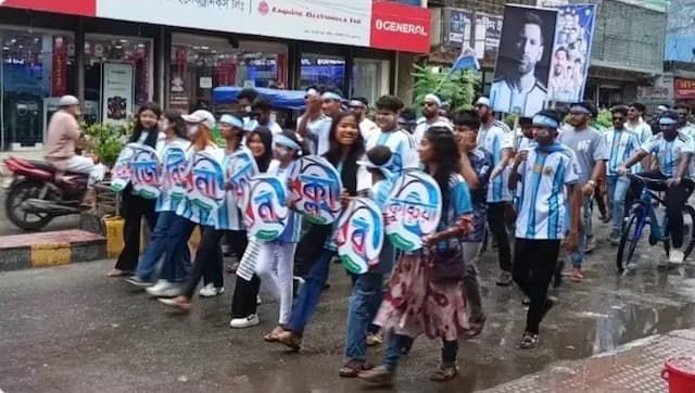 বৃষ্টিকে সঙ্গী করে কুষ্টিয়ায় আর্জেন্টিনা সমর্থকদের রঙিন শোভাযাত্রা।
