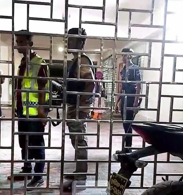 বাড়ি ঘিরে তল্লাশি, শেষ পর্যন্ত শূন্য হাতে ফিরল আইনশৃঙ্খলা বাহিনী।
