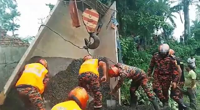 কুষ্টিয়ায় ভয়াবহ সড়ক দুর্ঘটনা, ট্রাকচালক-হেলপারের করুণ মৃত্যু