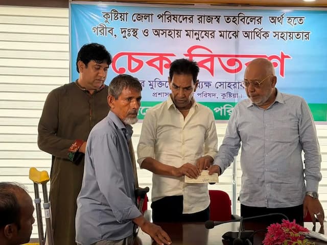 মানবিকতার হাত বাড়াল কুষ্টিয়া জেলা পরিষদ, সহায়তা পেলেন ২২ দুস্থ মানুষ।