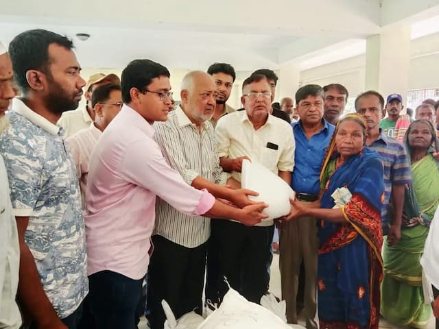 দৌলতপুরে বন্যার্তদের পাশে এমপি বাচ্চু মোল্লা।