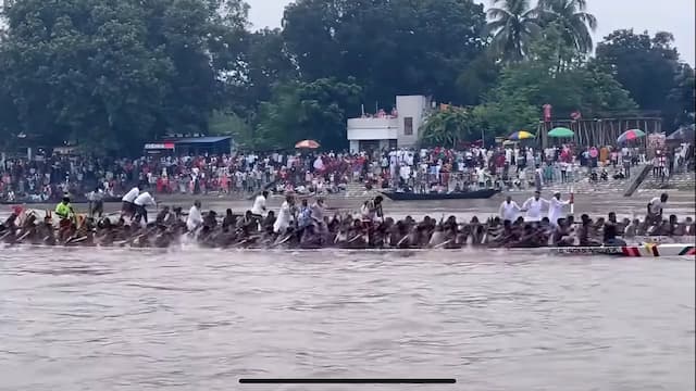 গড়াই নদীতে নৌকাবাইচের উৎসব, দুই পাড়ে দর্শনার্থীদের ঢল।