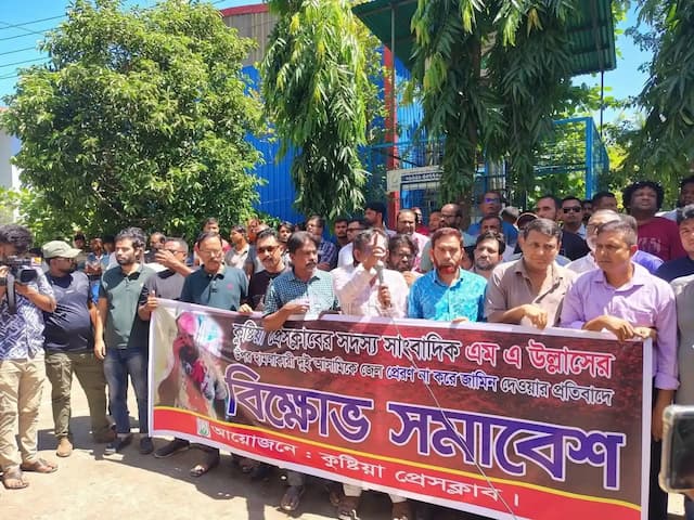     আসামিদের জামিনে ক্ষুব্ধ সাংবাদিক সমাজ, আদালত চত্বরে বিক্ষোভ