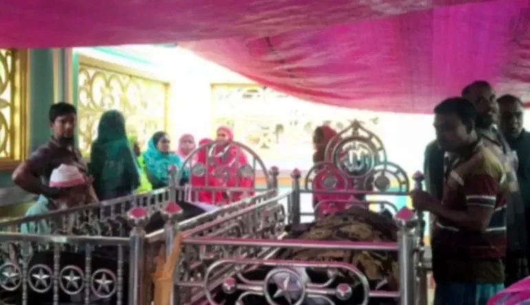 একসঙ্গে জানাজা, পাশাপাশি কবর; বাবা-ছেলের করুণ বিদায়।