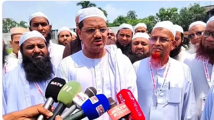 লংমার্চ আর সংসদের বক্তব্যে অমিল: জামায়াতকে নিয়ে চরমোনাই পীরের কড়া সমালোচনা।
