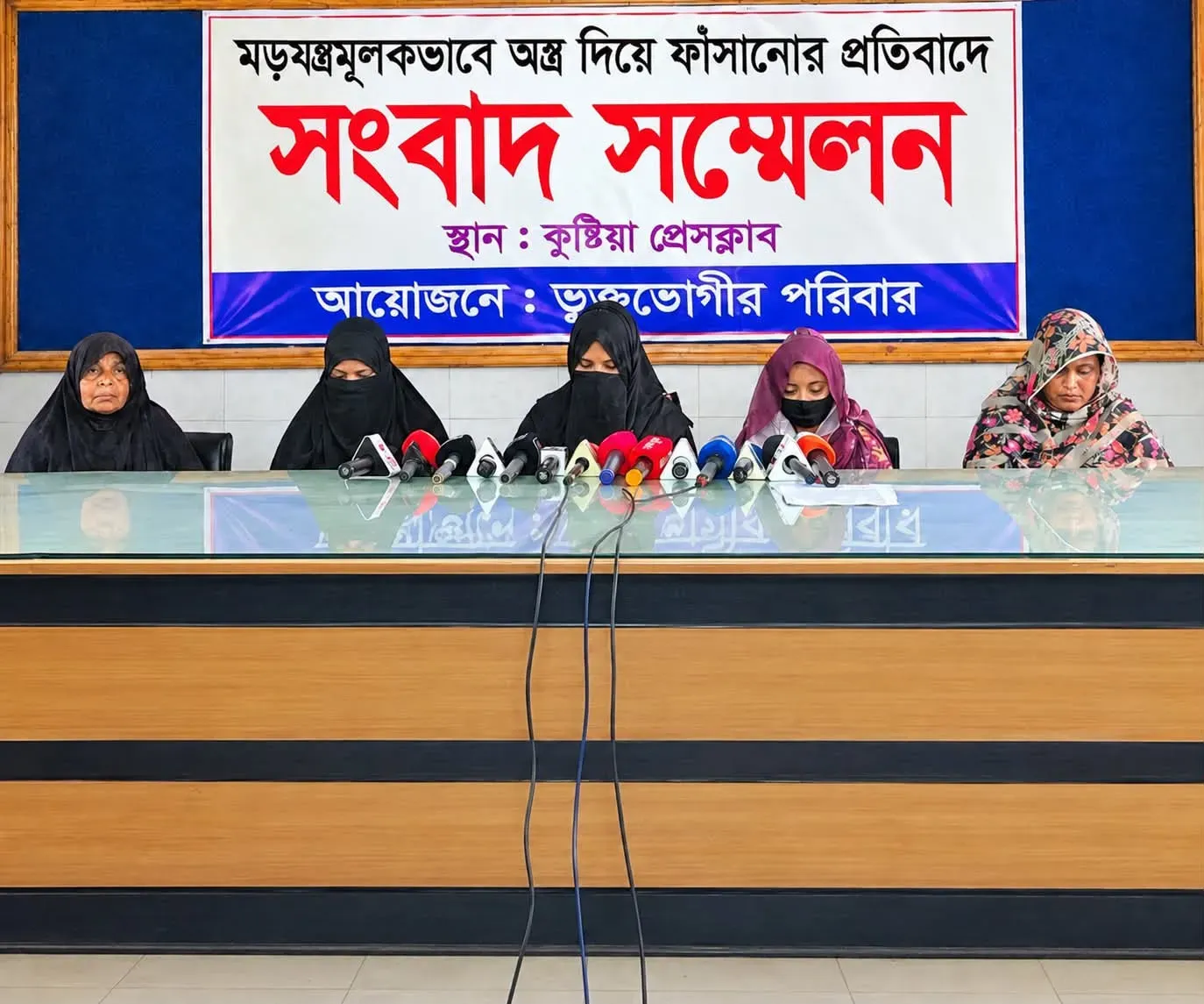 কুষ্টিয়ায় ডিবির বিরুদ্ধে দুই যুবককে অস্ত্র মামলায় ফাঁসানোর অভিযোগ, নিরপেক্ষ তদন্তের দাবি।