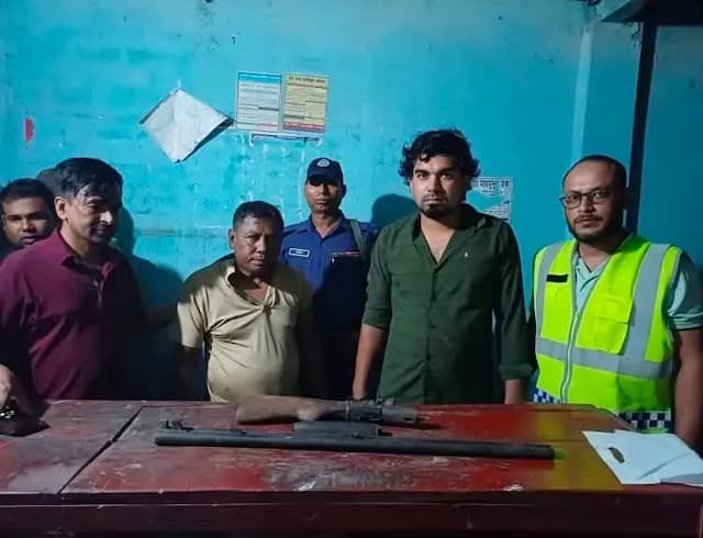 ঝাউদিয়ায় অস্ত্র কেনার অভিযোগে দুইজন আটক, তদন্তে পুলিশ।