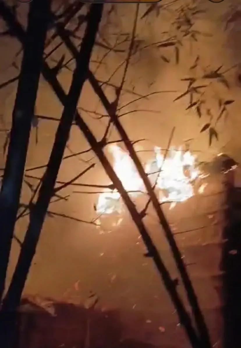 দৌলতপুরে অগ্নিকাণ্ডে কৃষকের তামাকের ঘর পুড়ে ছাই, ক্ষতি প্রায় ৮০ হাজার টাকা।