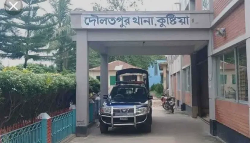 সীমান্তবর্তী দৌলতপুরে পুলিশের কঠোর অভিযান, বিএনপি নেতা ও কাঁকন বাহিনীর সদস্যসহ আটক ১৮।