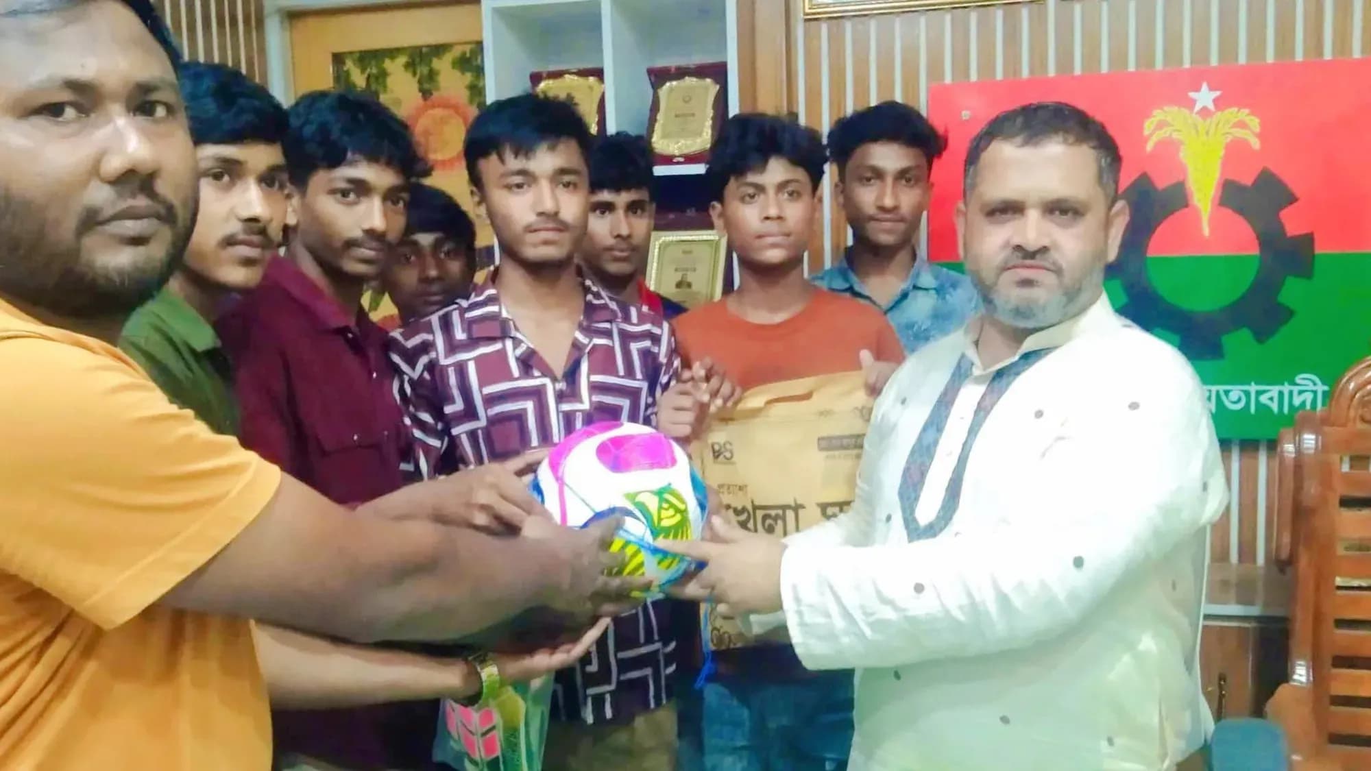 মাদকমুক্ত হবিরবাড়ী গড়তে তরুণদের মাঝে ফুটবল উপহার দিলেন চেয়ারম্যান পদপ্রার্থী আলহাজ্ব জিয়াউর রহমান জিয়া