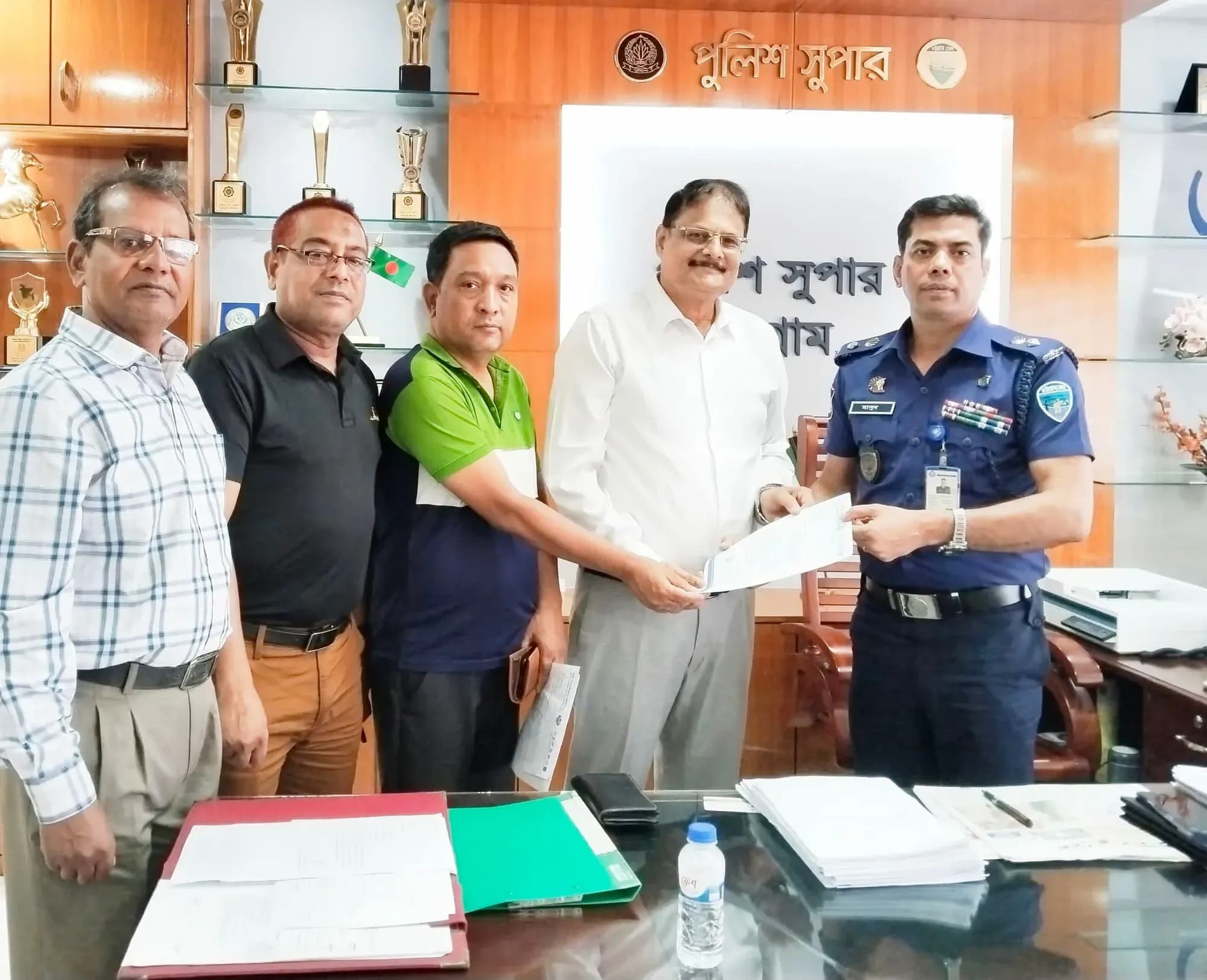 চট্টগ্রাম এসপির সঙ্গে সার্ক মানবাধিকার ফাউন্ডেশনের সৌজন্য সাক্ষাৎ ও অনুমোদনপত্র হস্তান্তর